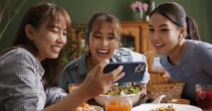 tout le monde regarde tik tok