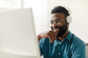 étudiant suivant un webinar à distance