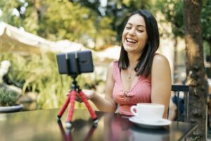 youtubeuse filmant un vlog en terrasse