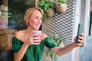 influenceuse voyage en pleine story