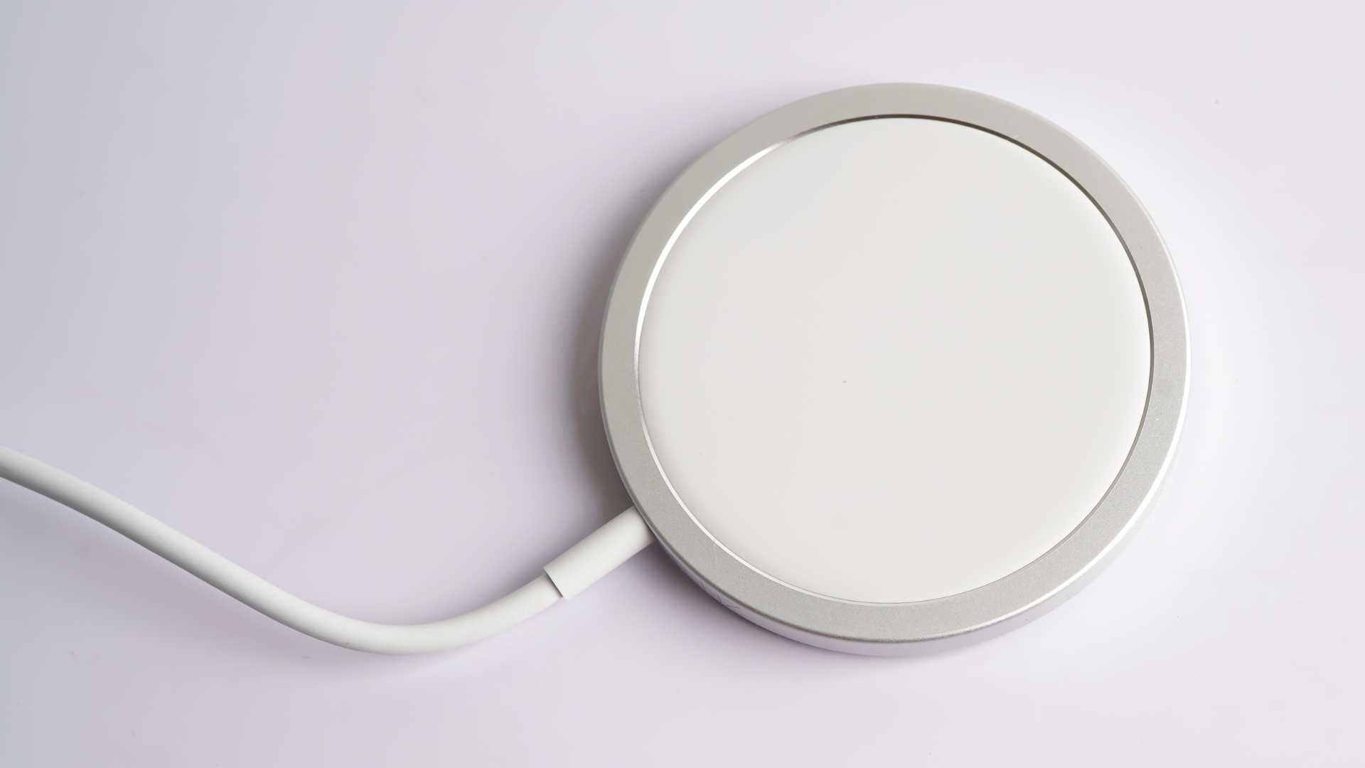 Tests et comparaisons : Les chargeurs sans fil pour smartphones – Anker vs Belkin